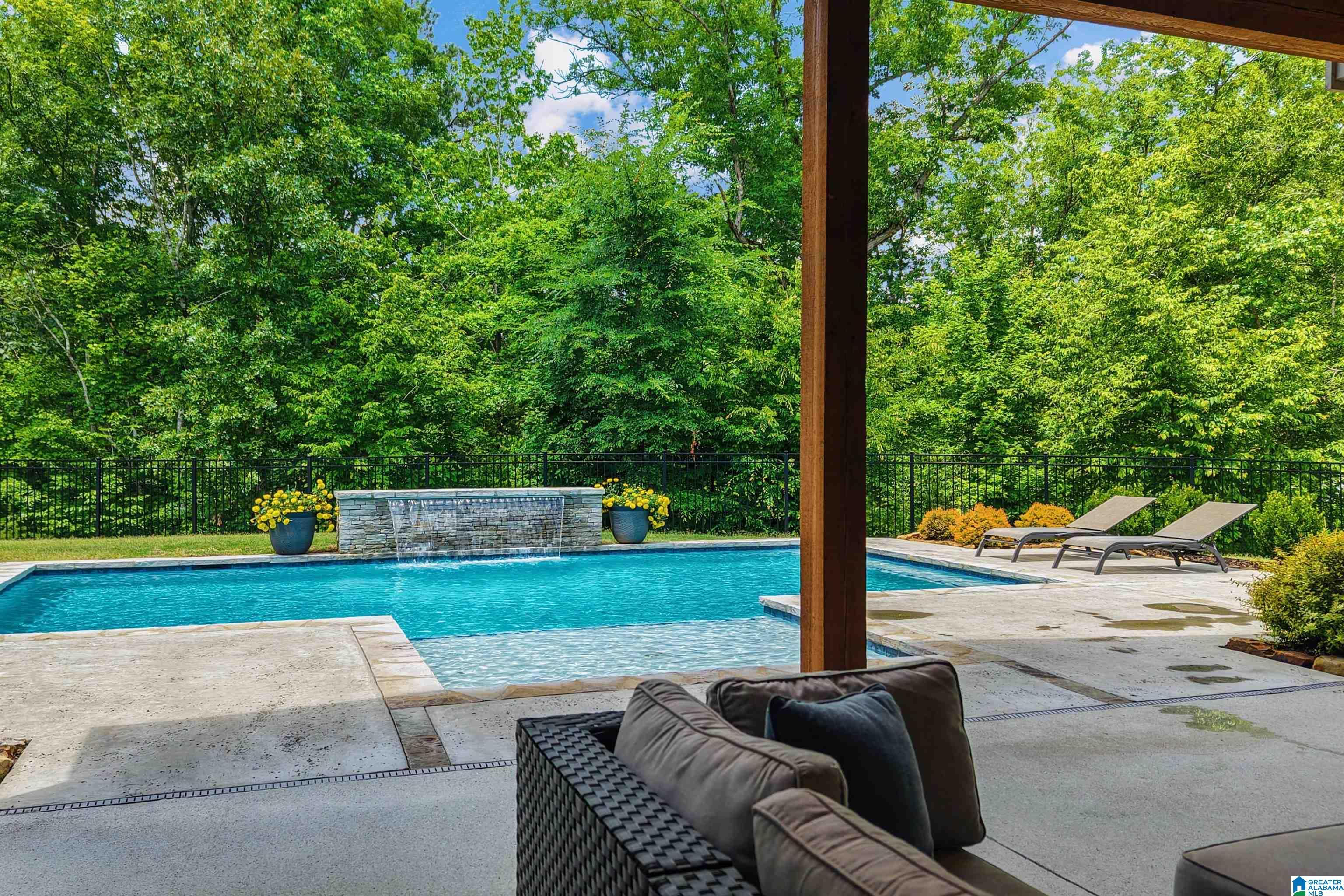 Image 2: Pool