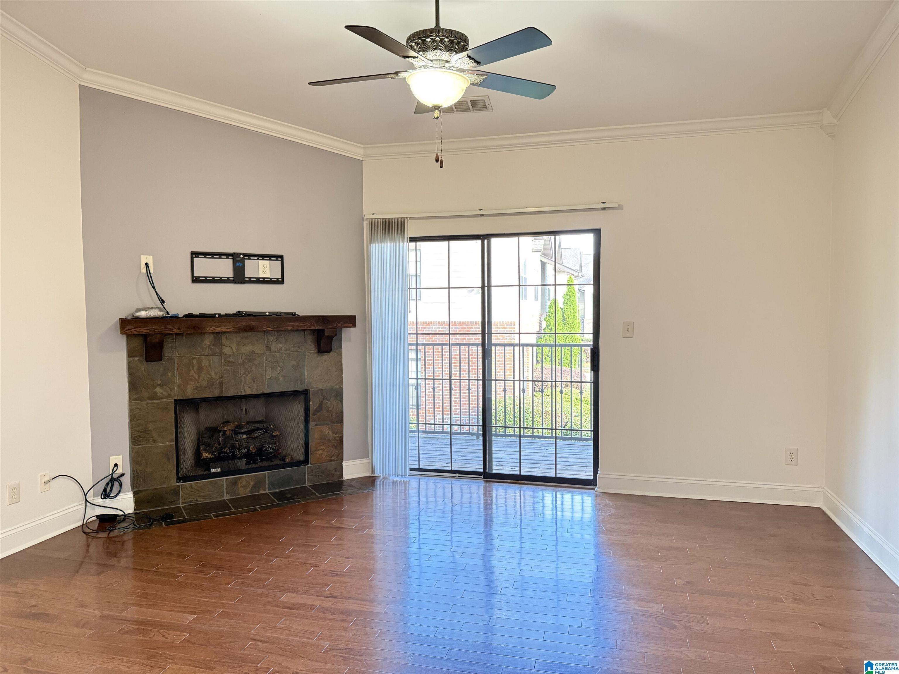 Image 3: Living Room