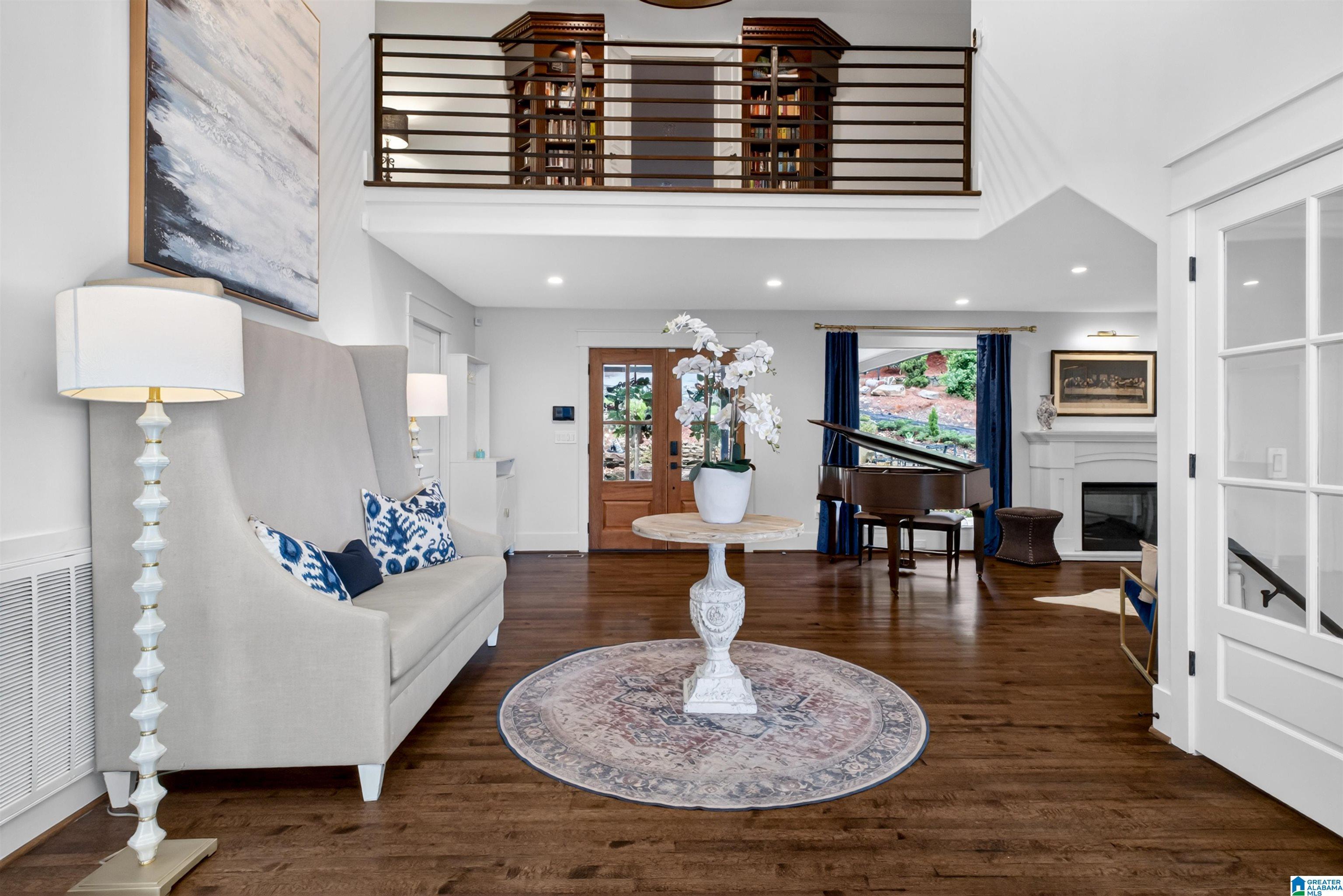 Image 4: Living Room