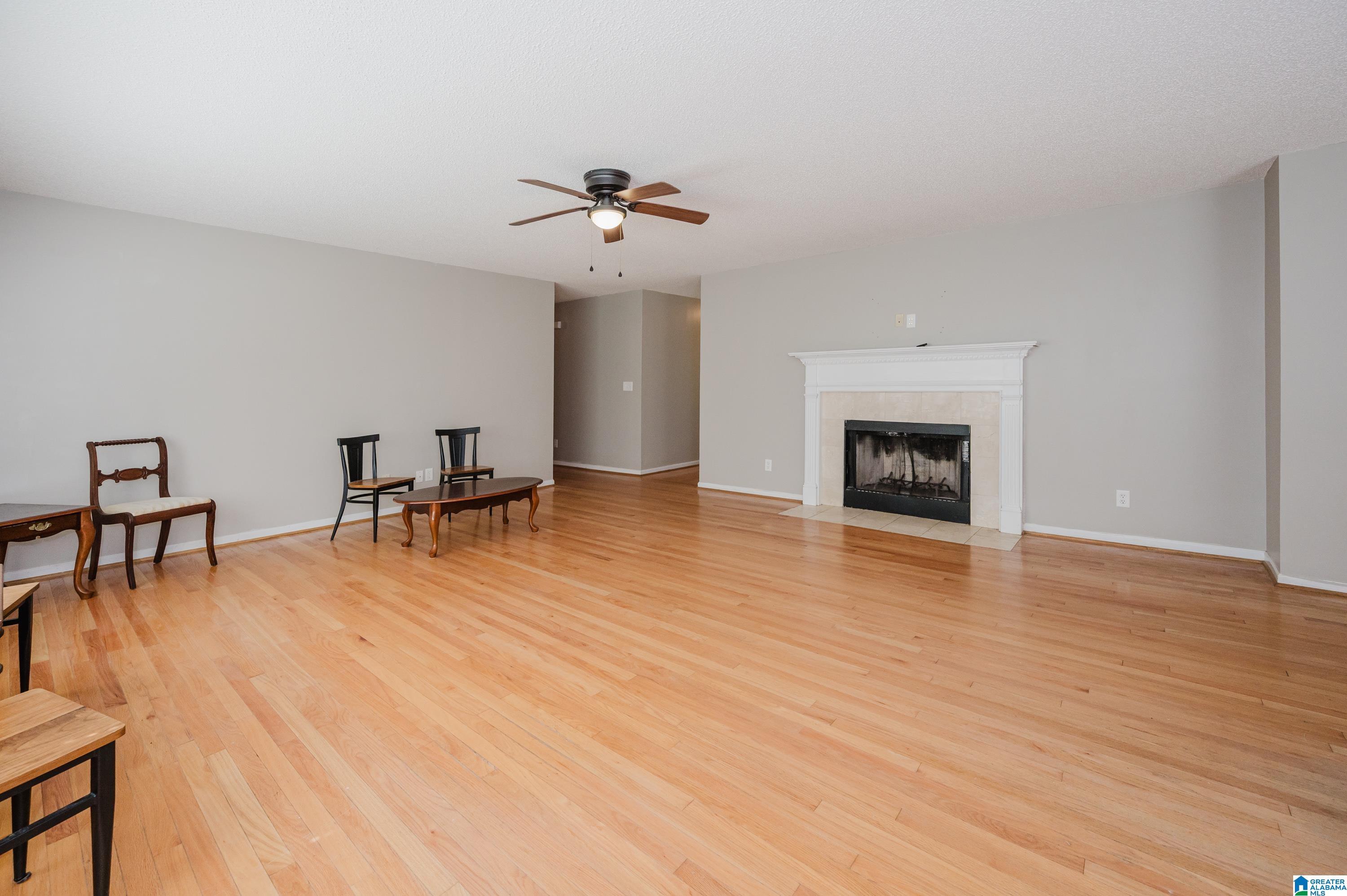 Image 4: Living Room