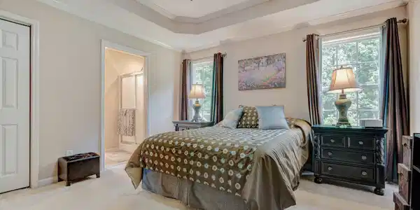 Image 4: Bedroom