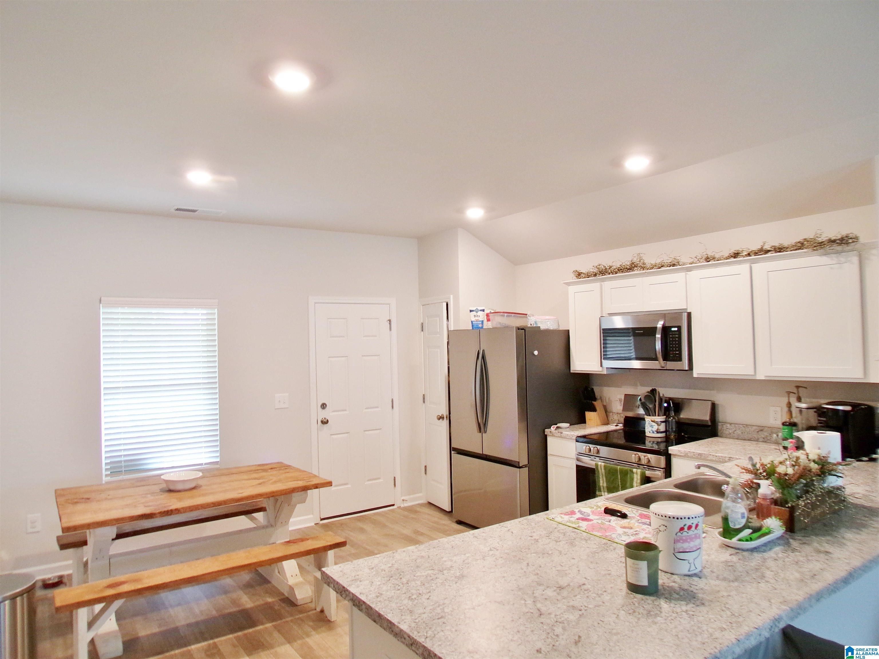 Image 4: Kitchen