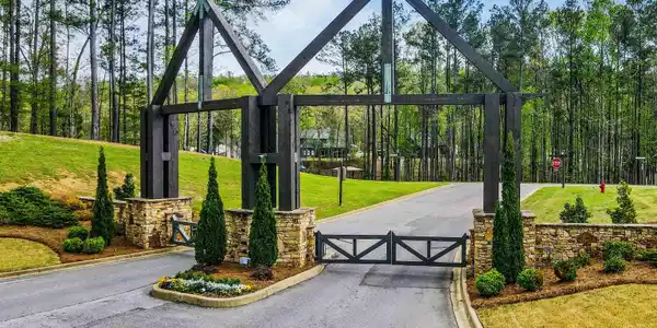 712 HICKORY HOLLOW