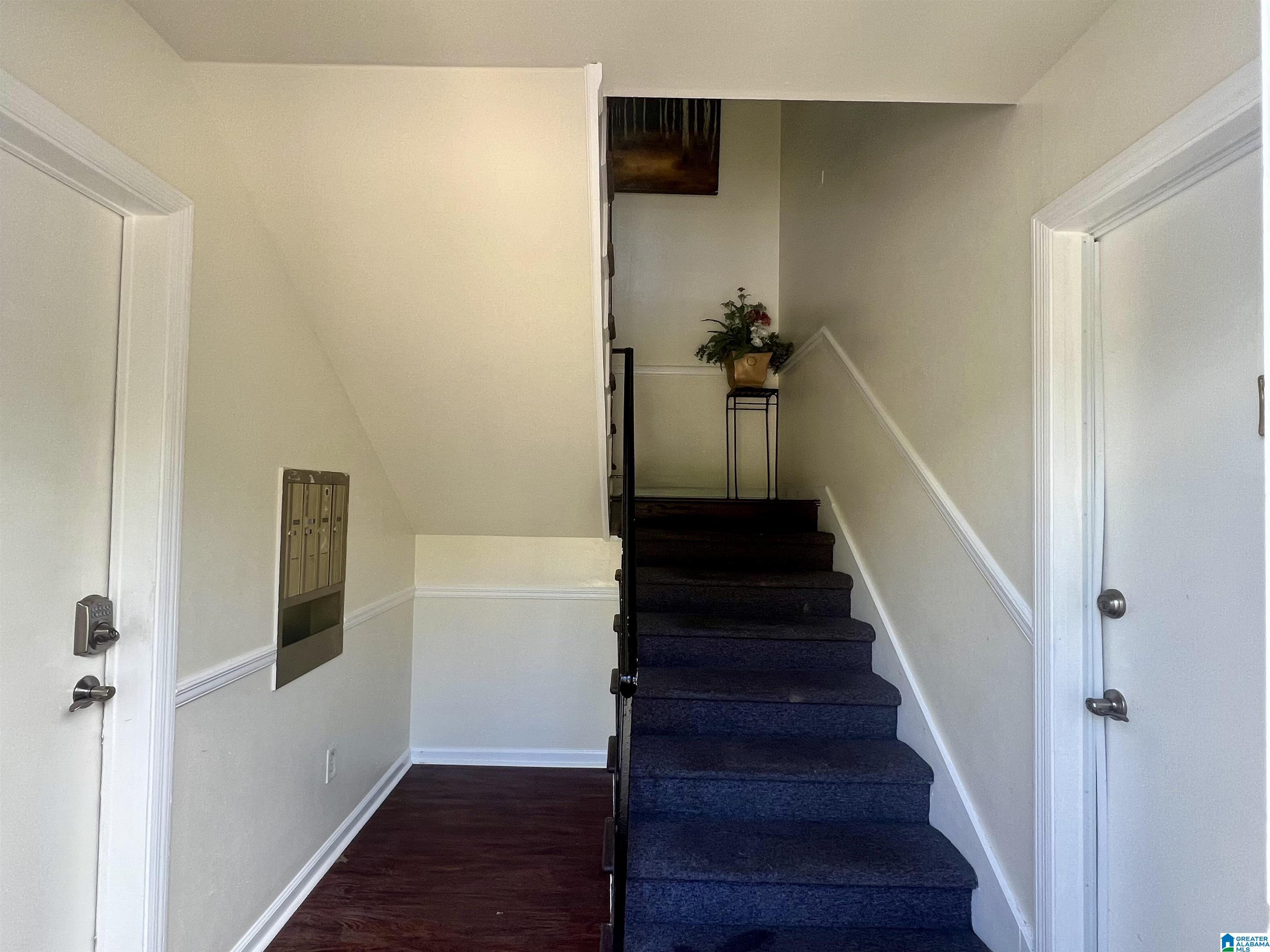 Image 2: Great foyer with mailboxes