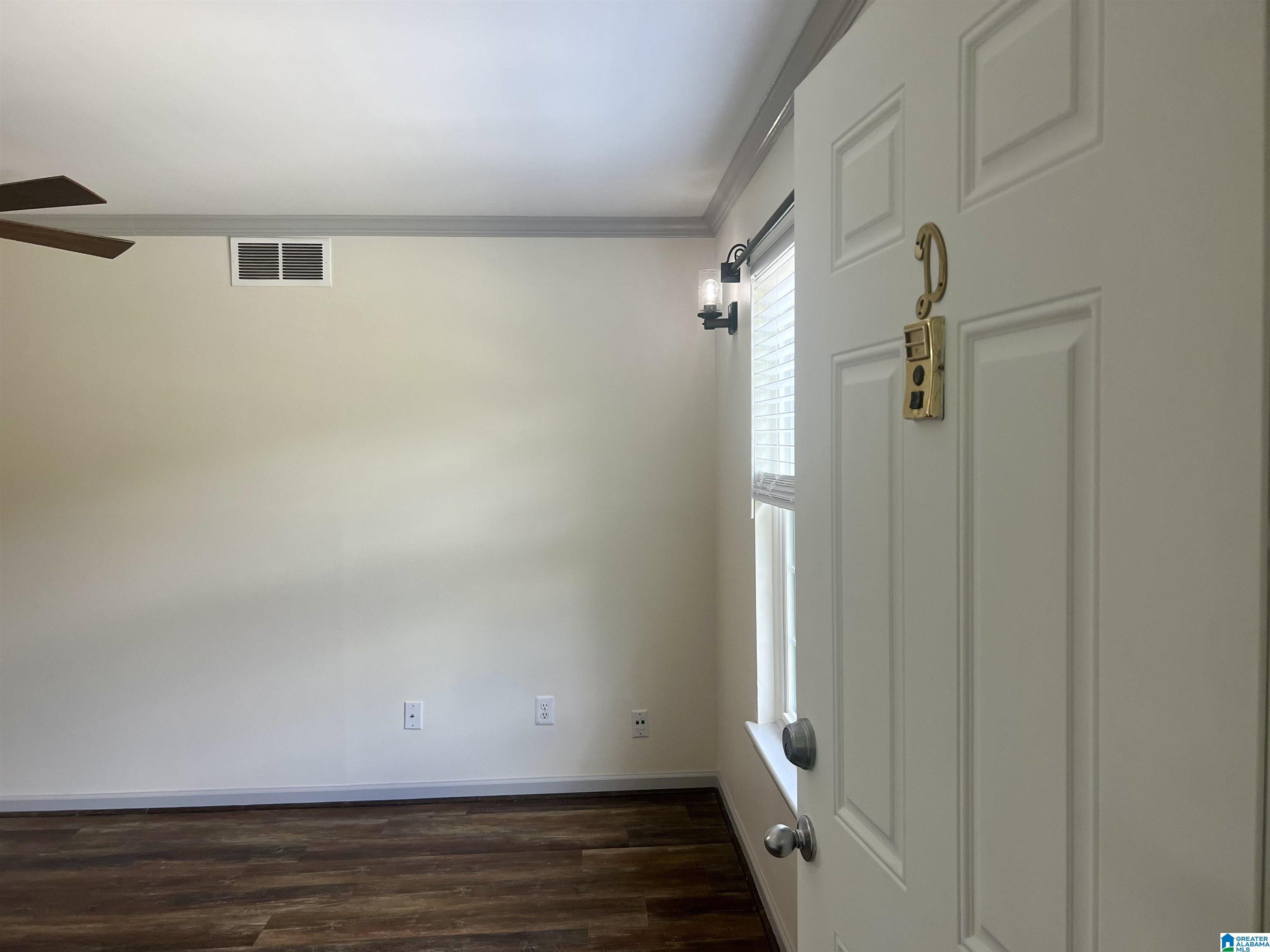 Image 4: Great entry into the home