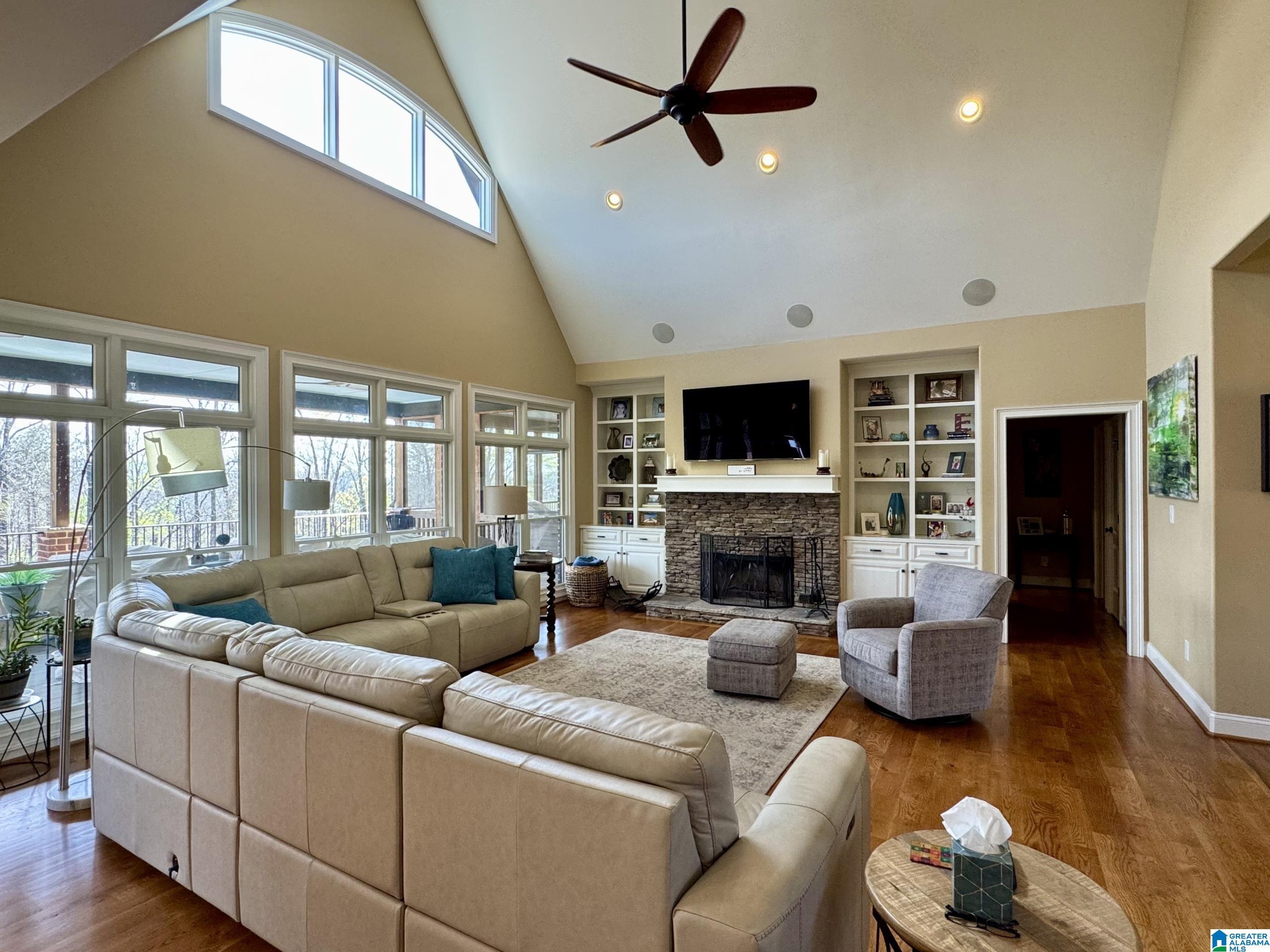 Image 3: Living Room