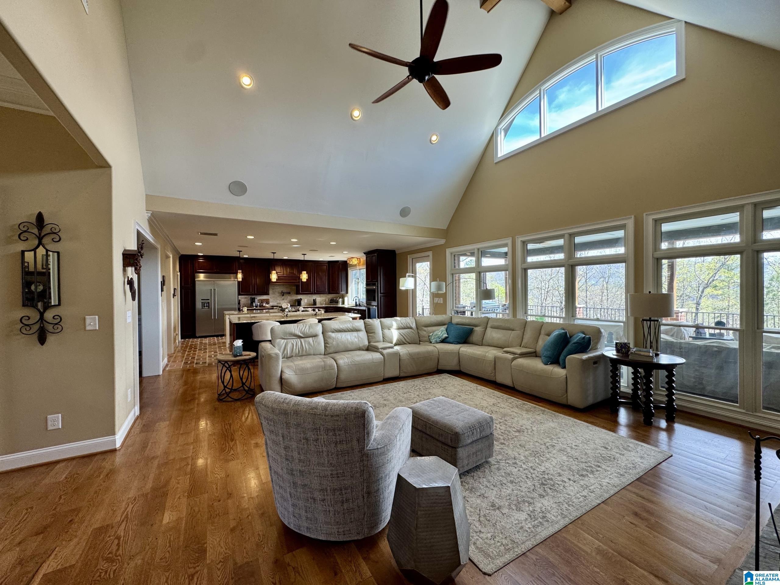 Image 4: Living Room