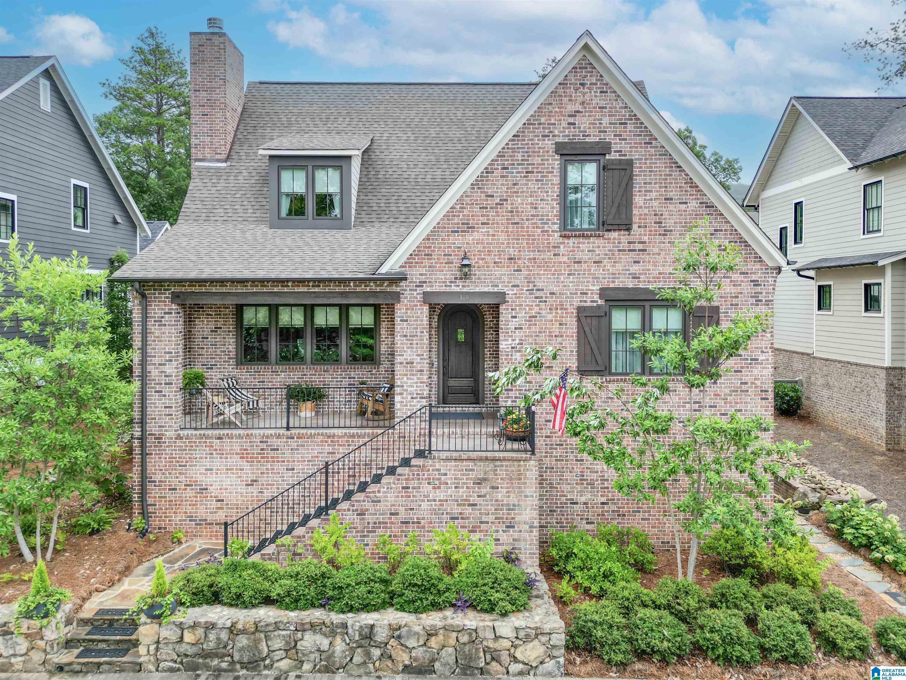 Image 2: WELCOME TO 108 PERRY PLACE!