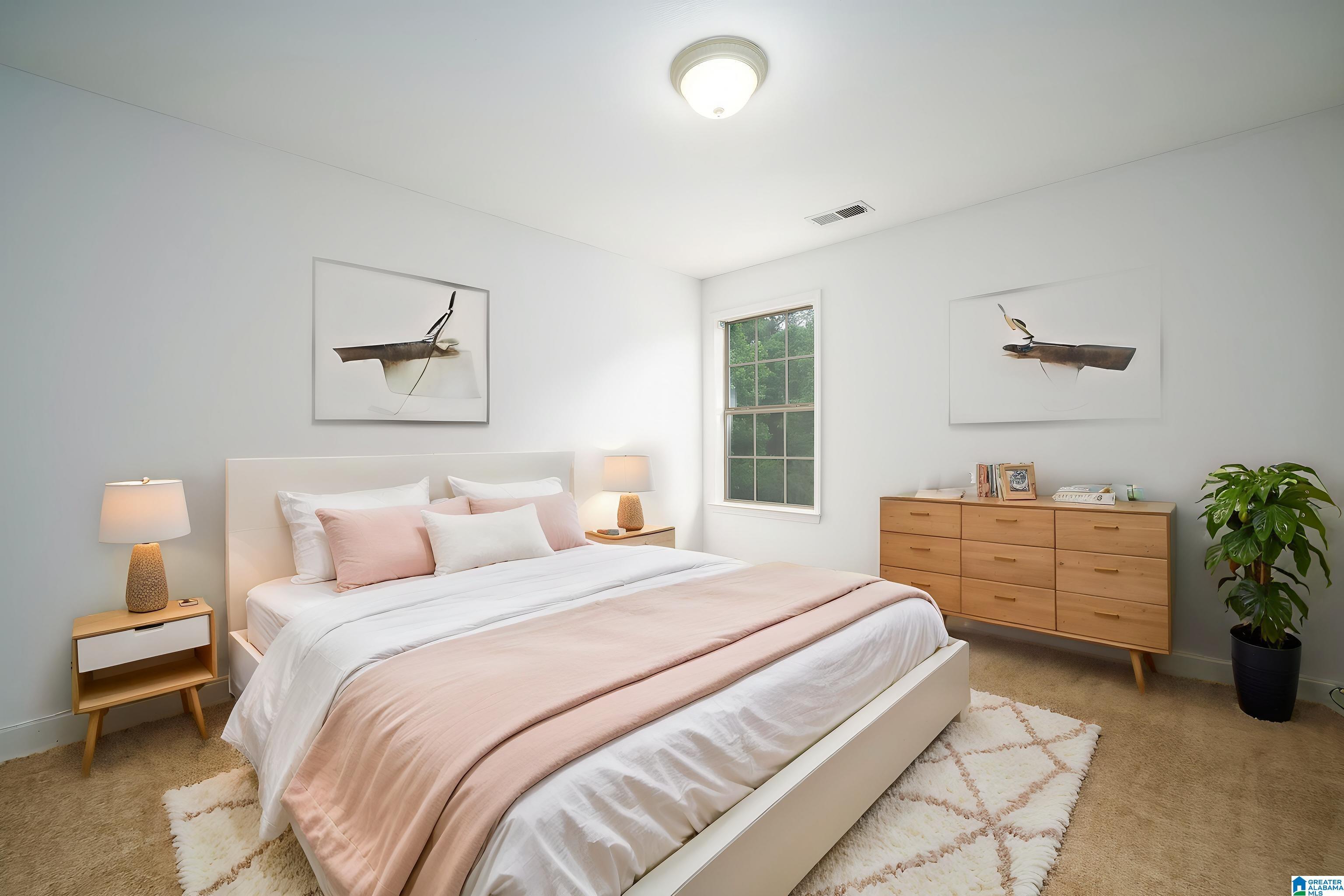 Image 4: Bedroom