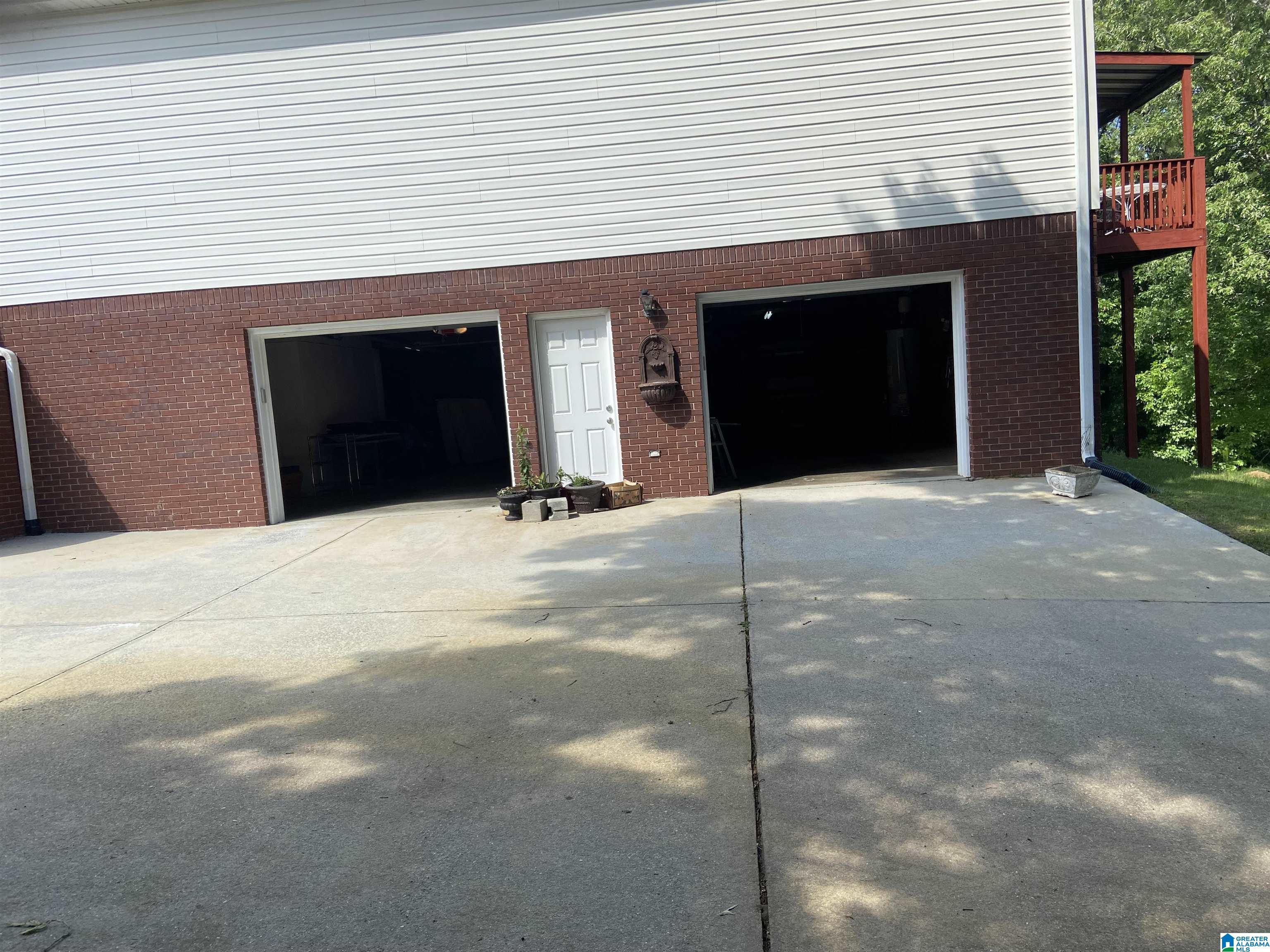 Image 4: Garage