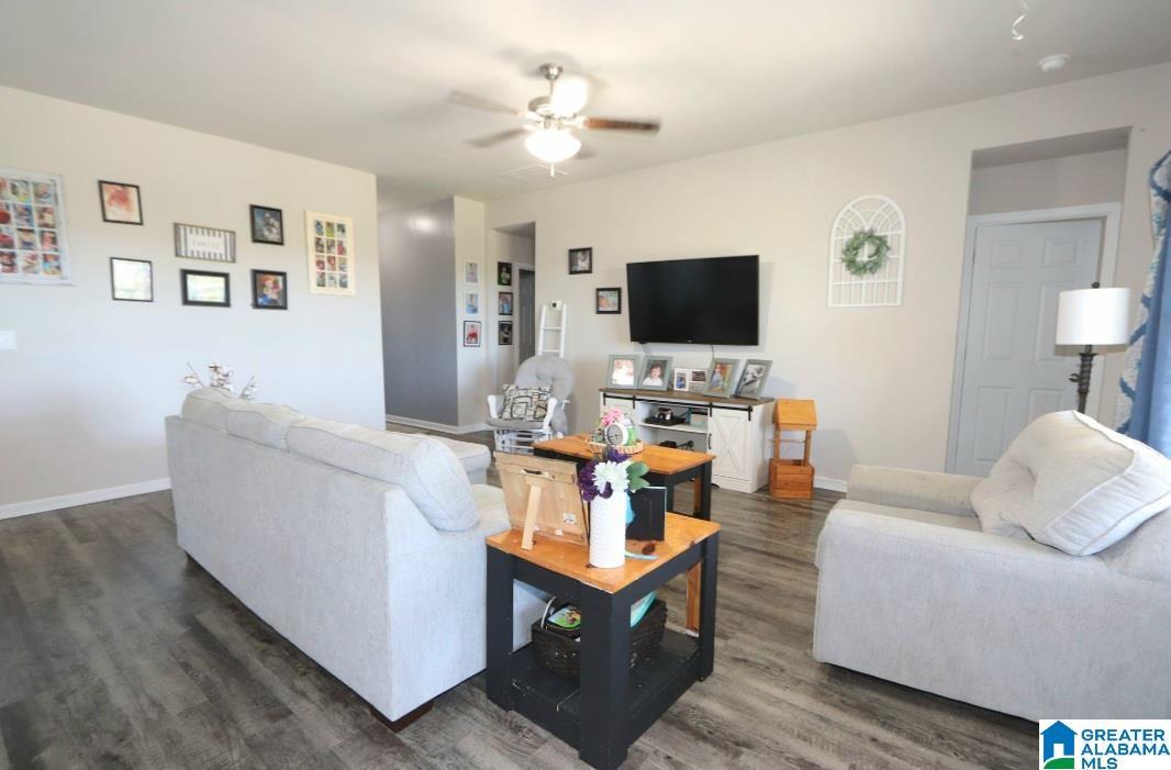 Image 4: Living Room