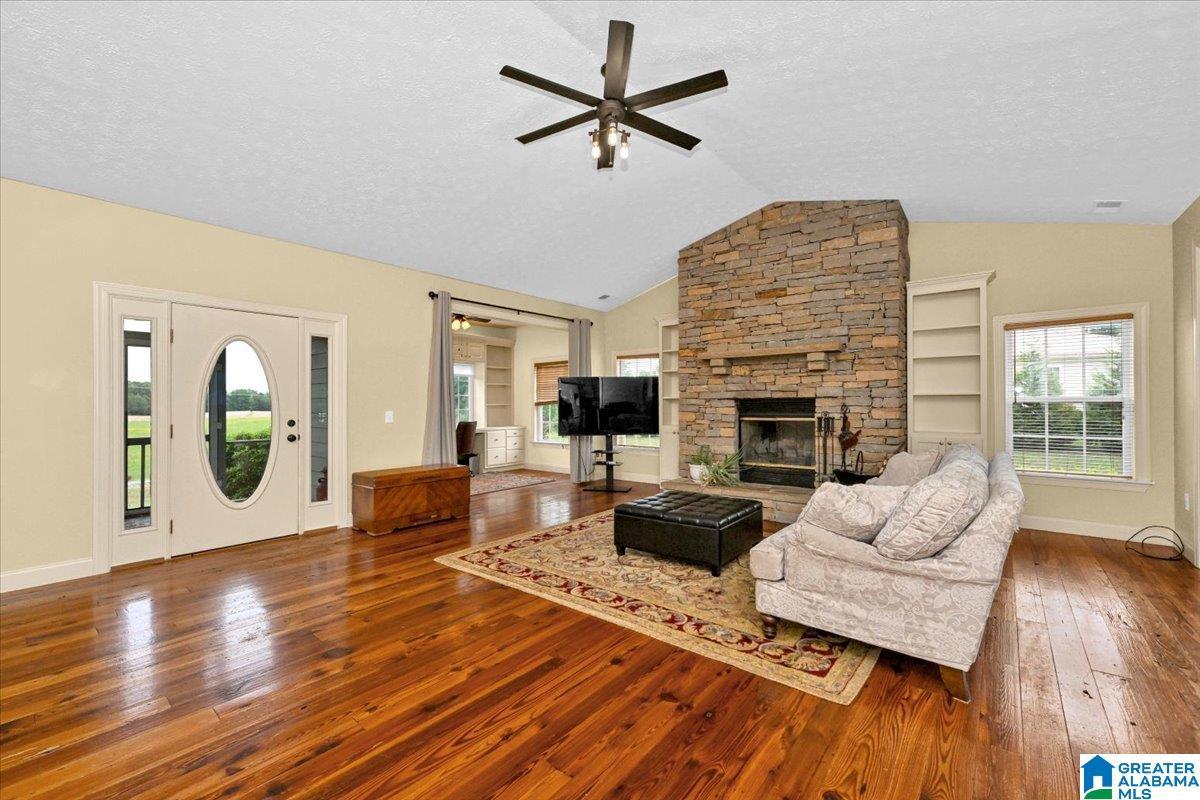 Image 3: Living Room