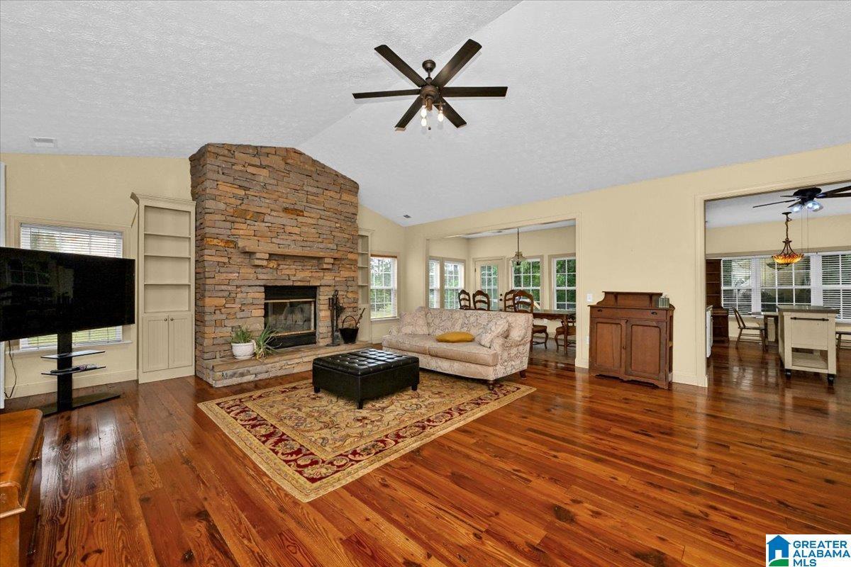 Image 4: Living Room