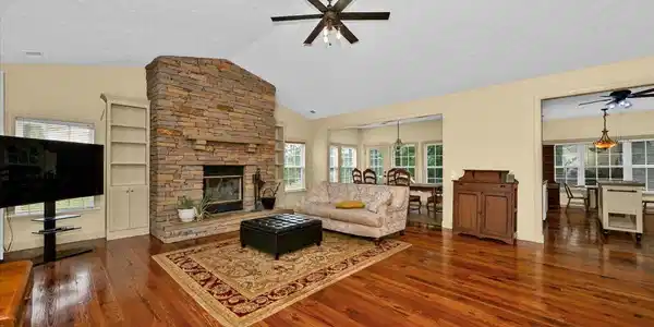 Image 4: Living Room