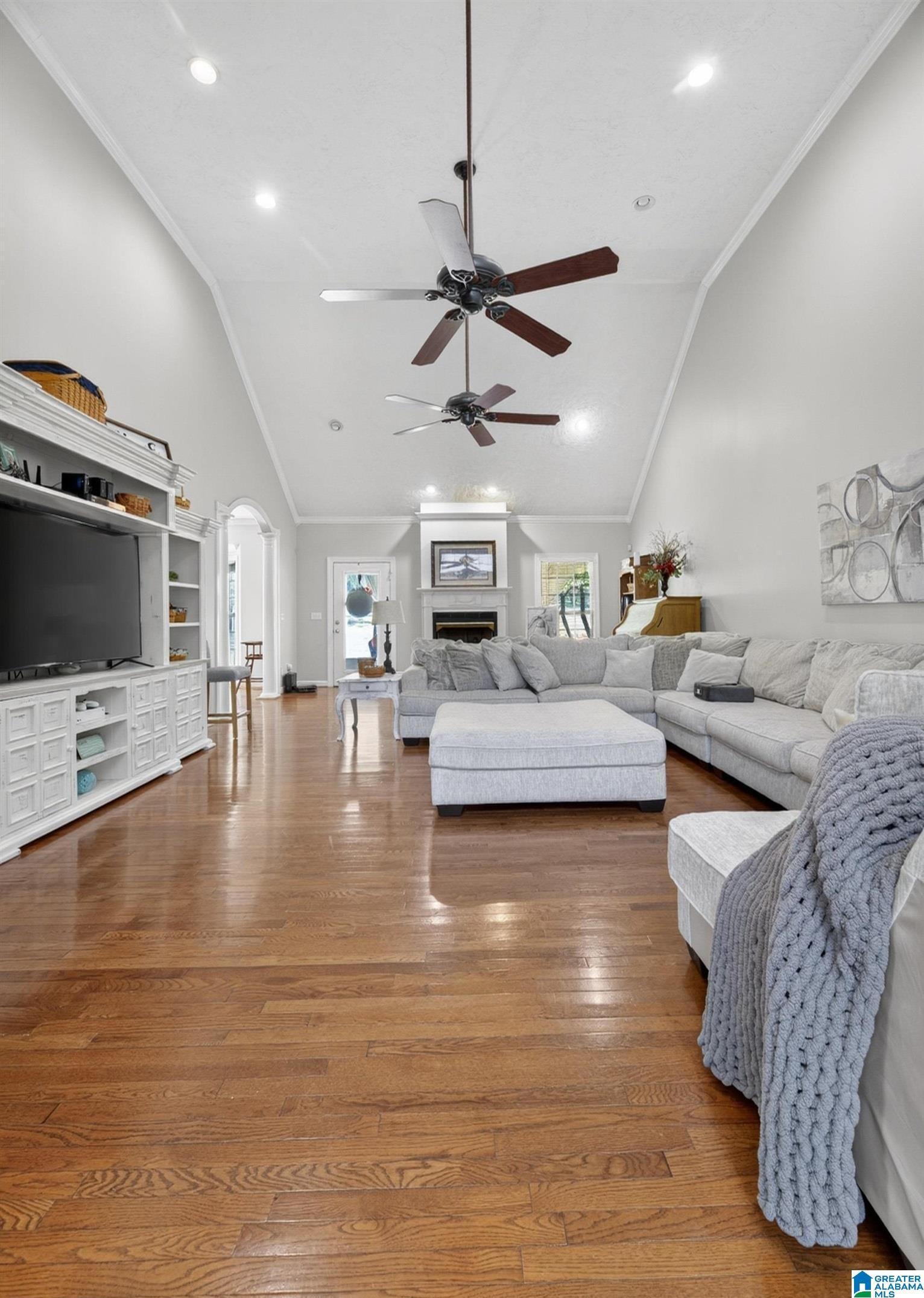 Image 4: Living Room