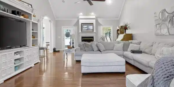 Image 4: Living Room