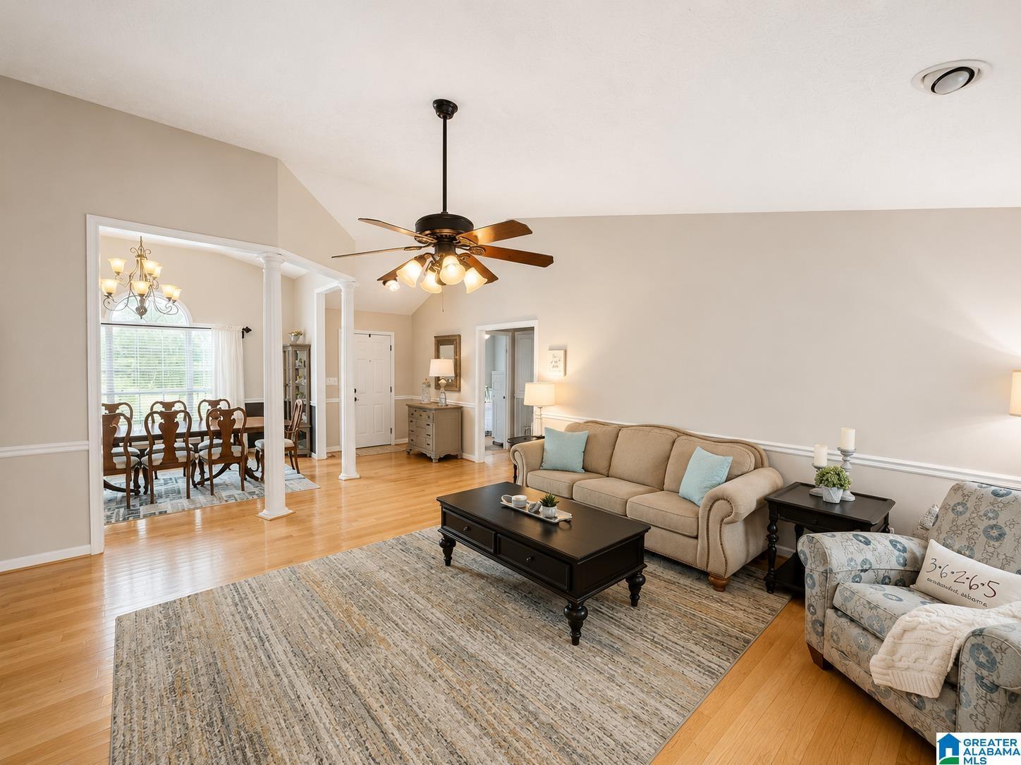 Image 4: Living Room
