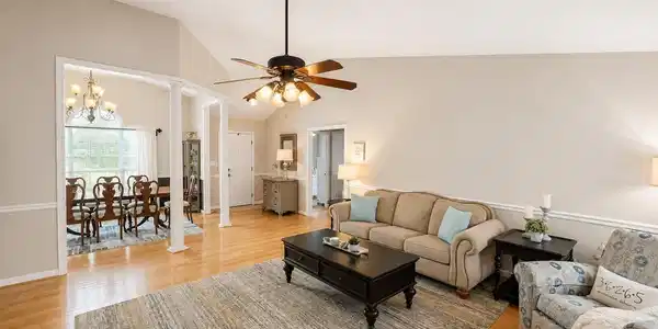 Image 4: Living Room