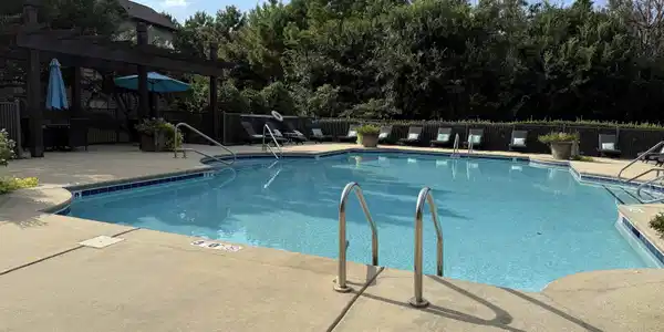 Image 3: Pool