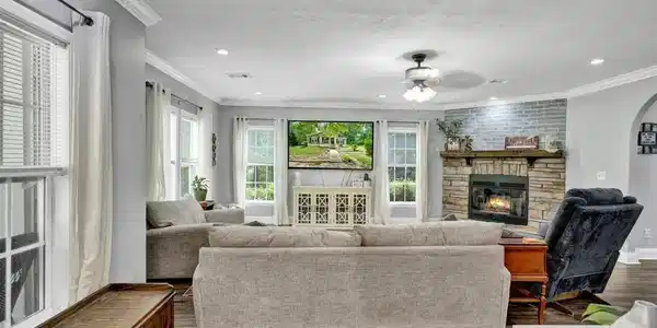 Image 3: Living Room