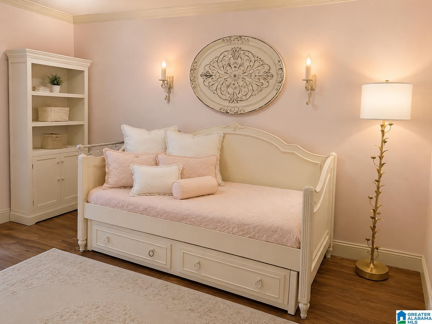 Image 4: Bedroom