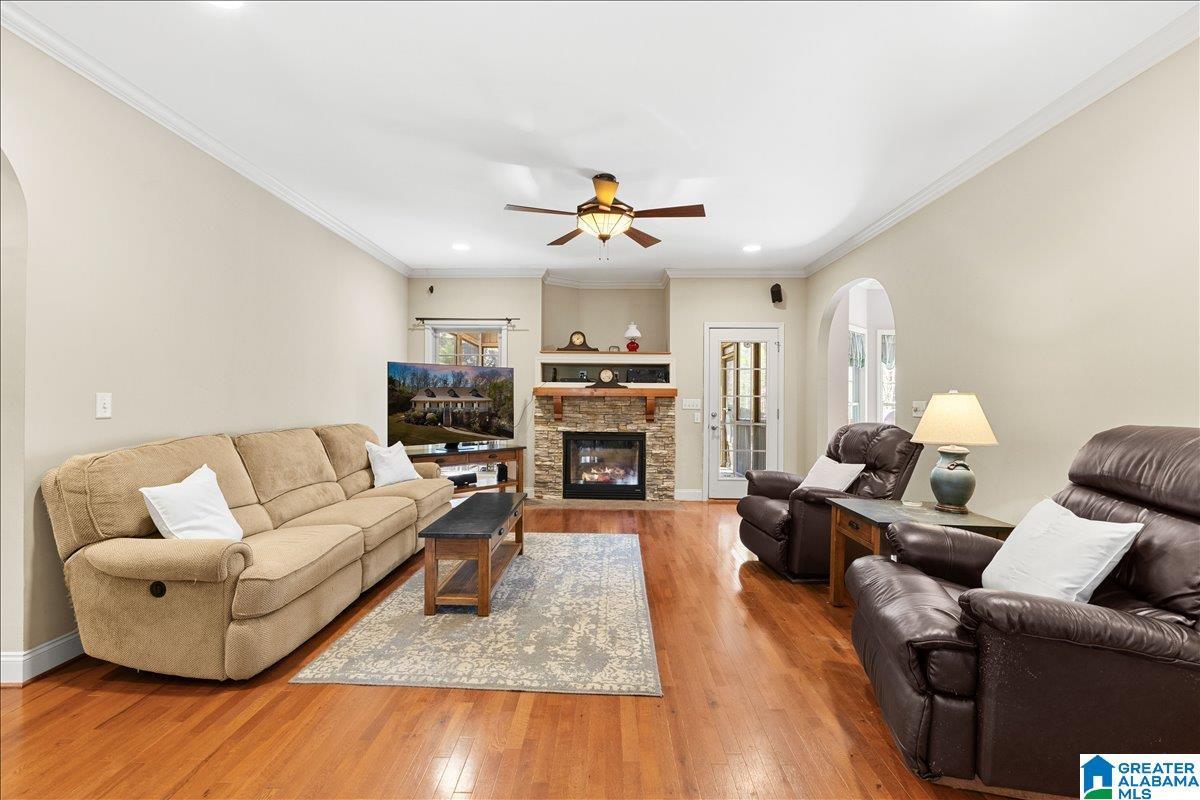 Image 3: Living Room