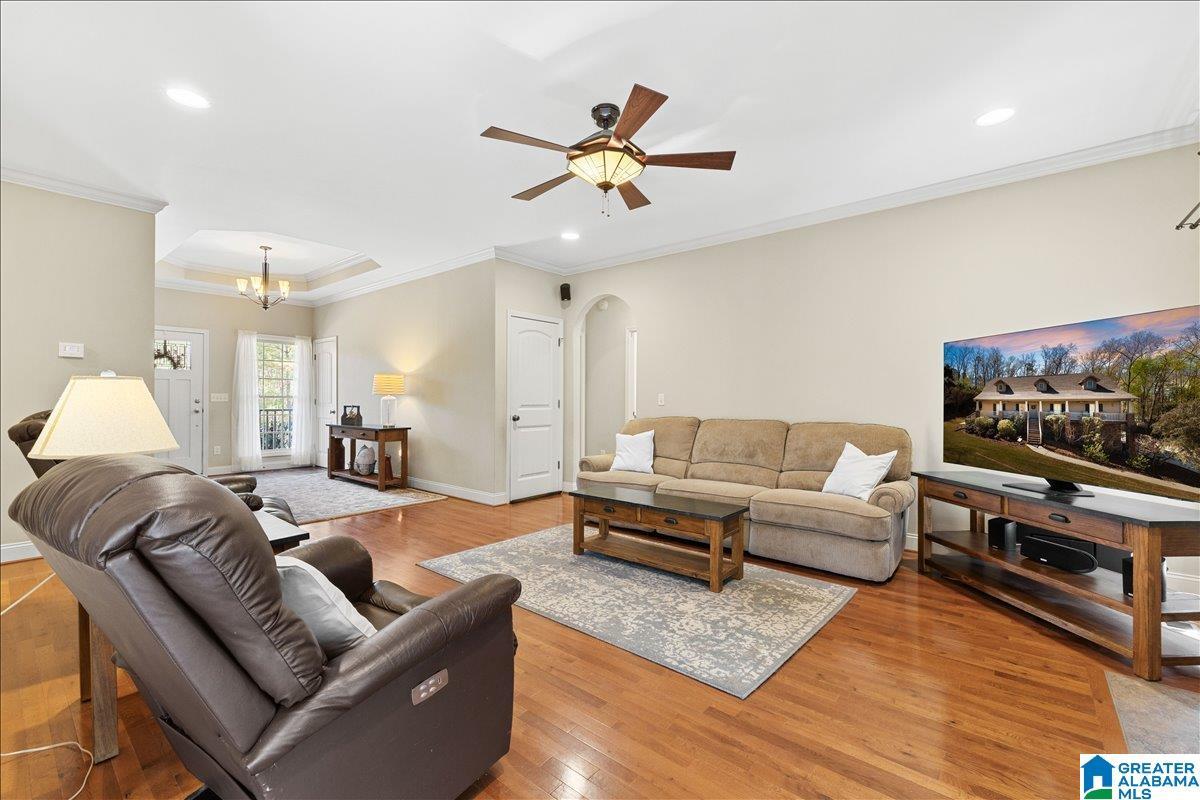 Image 4: Living Room