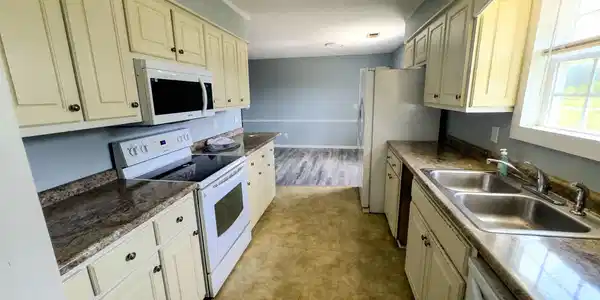 Image 3: Kitchen