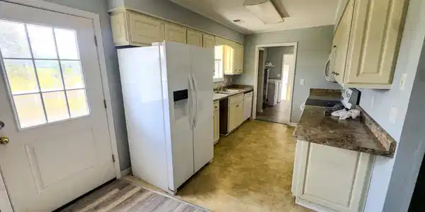 Image 4: Kitchen