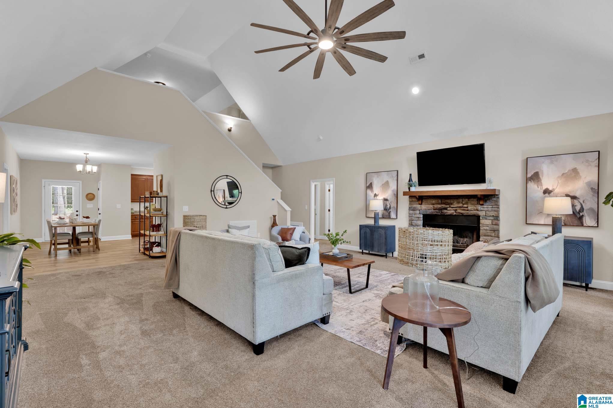 Image 4: Living Room