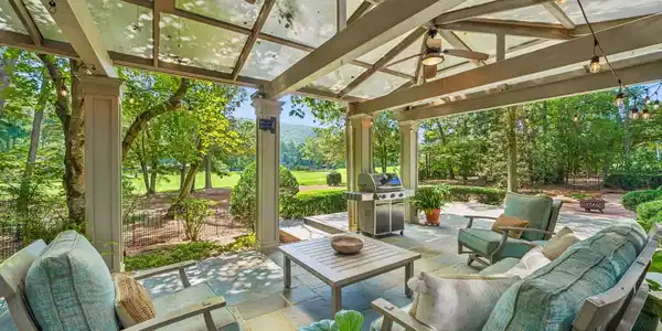 Image 2: GENEROUS COVERED OUTDOOR ENTERTAINING SPACE