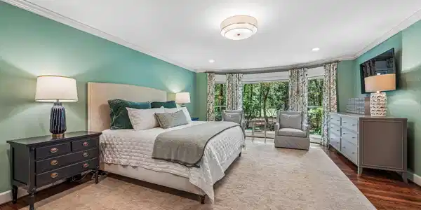 Image 4: PRIMARY SUITE WAKES UP TO GOLF & MOUNTAIN VIEWS