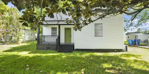 Image 4: Front Of Structure
