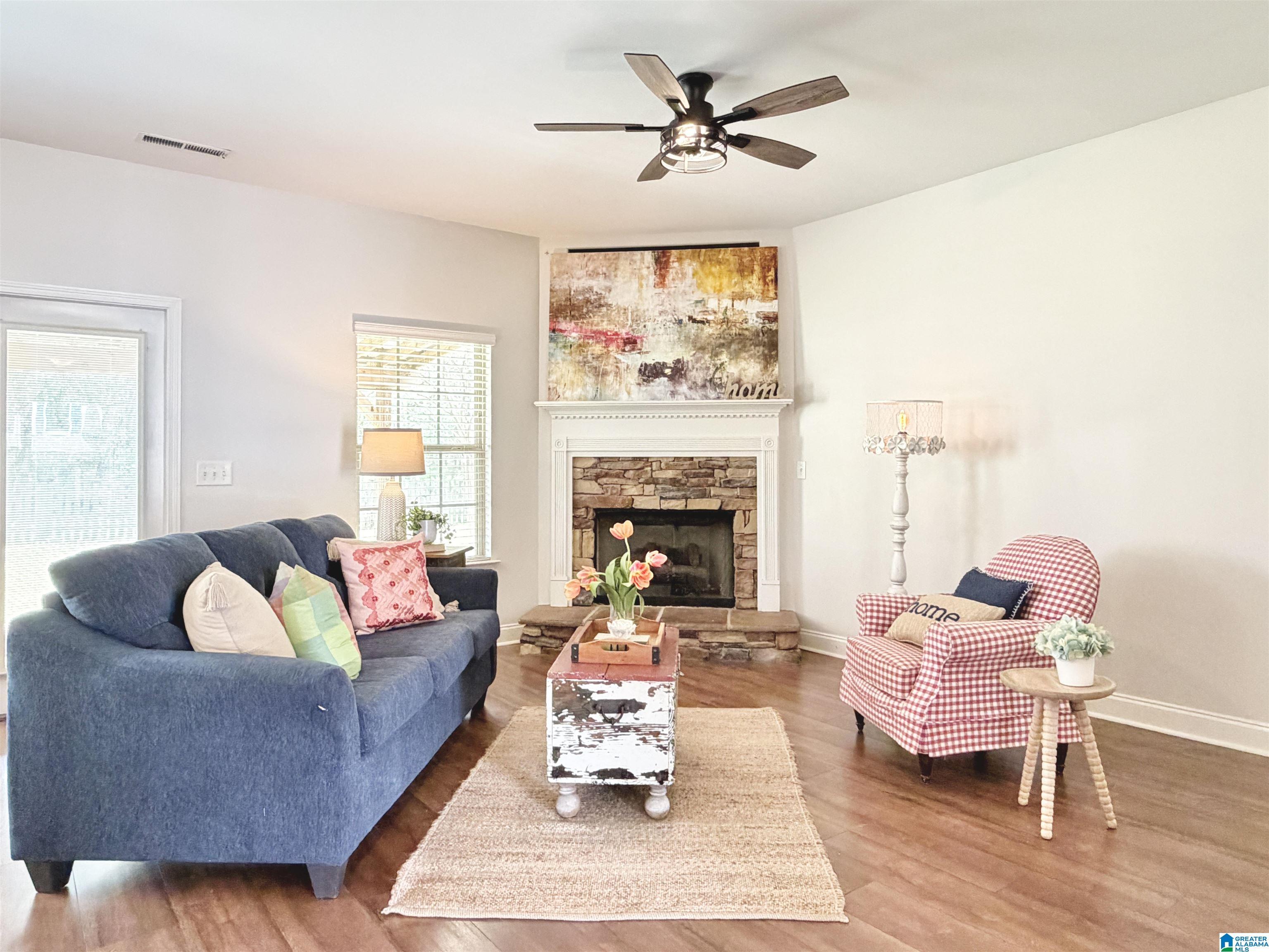 Image 4: Living Room