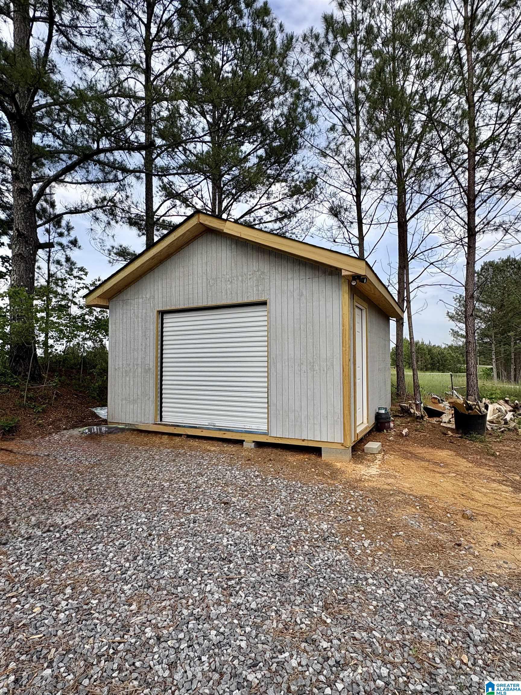 Image 4: Garage