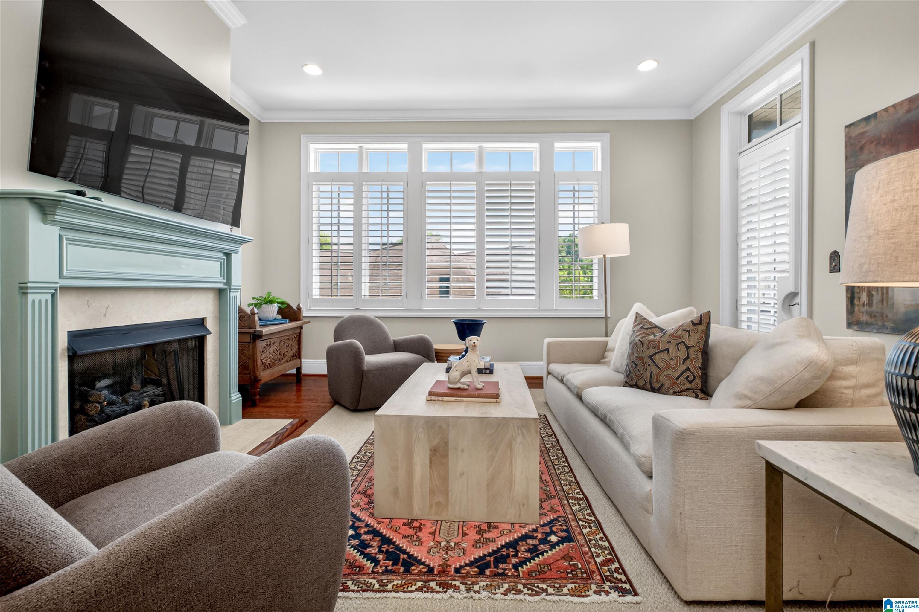 Image 3: Living Room