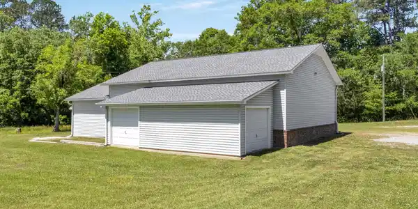 Image 3: Garage