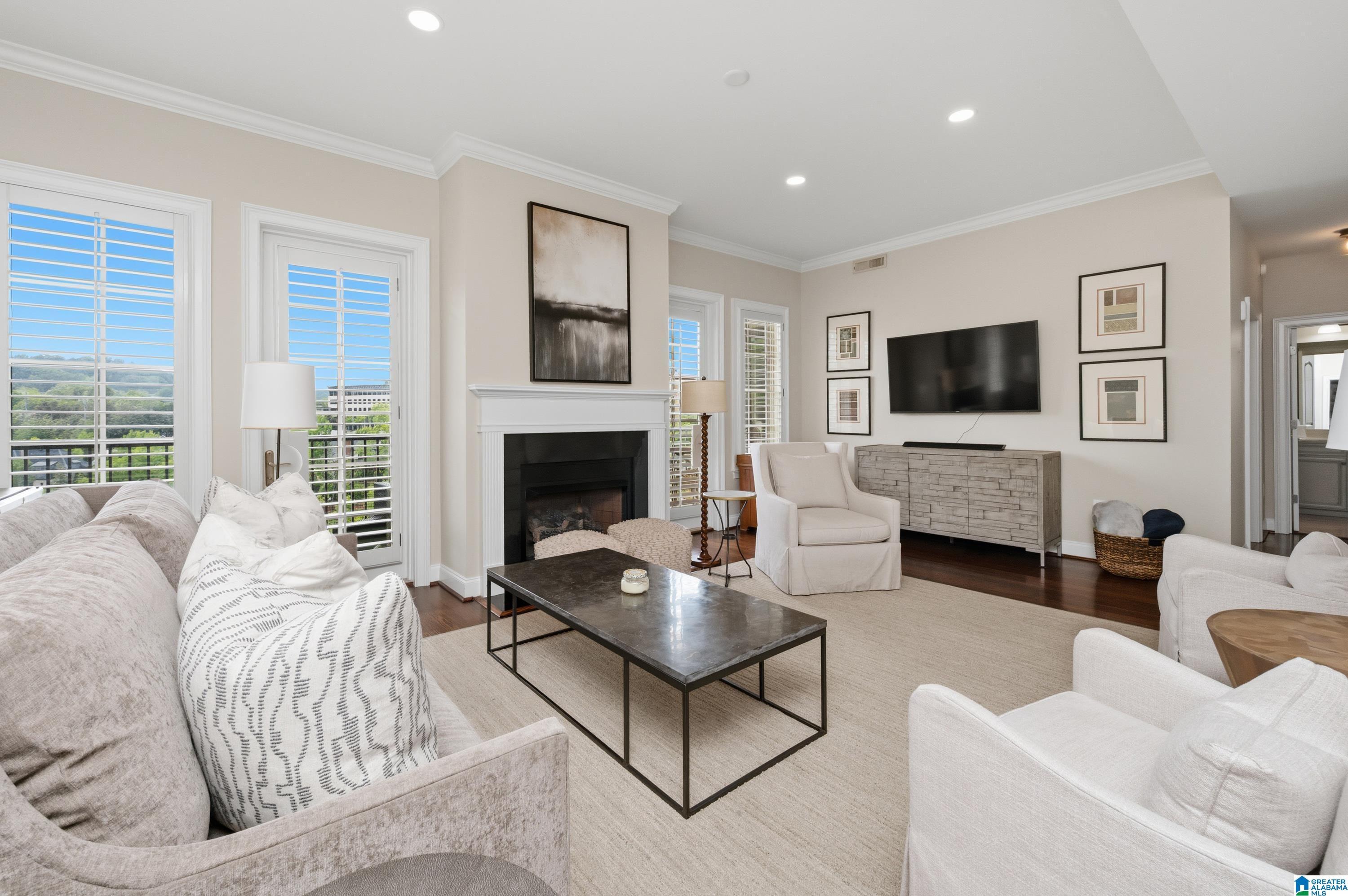 Image 3: Living Room
