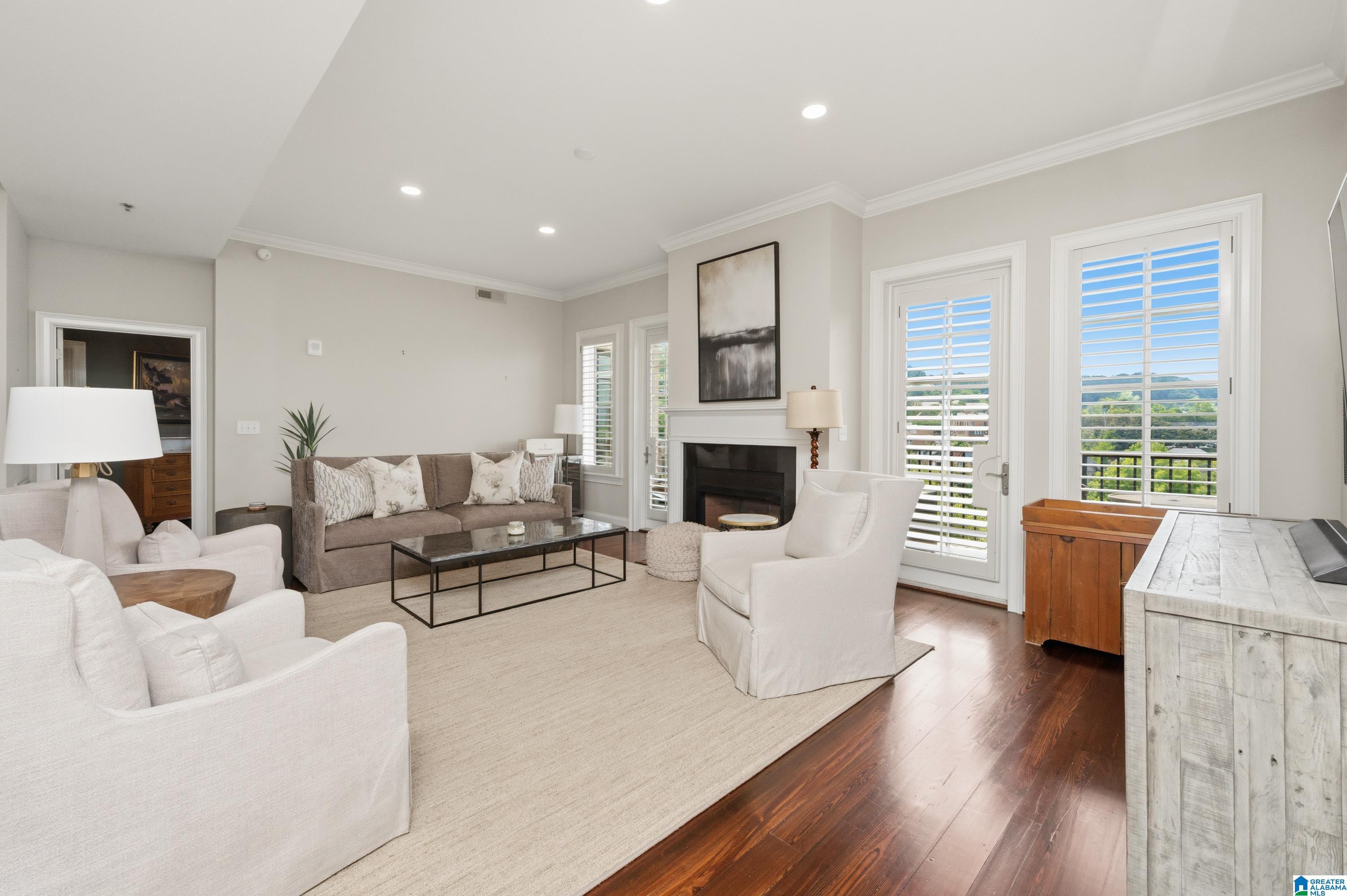 Image 4: Living Room