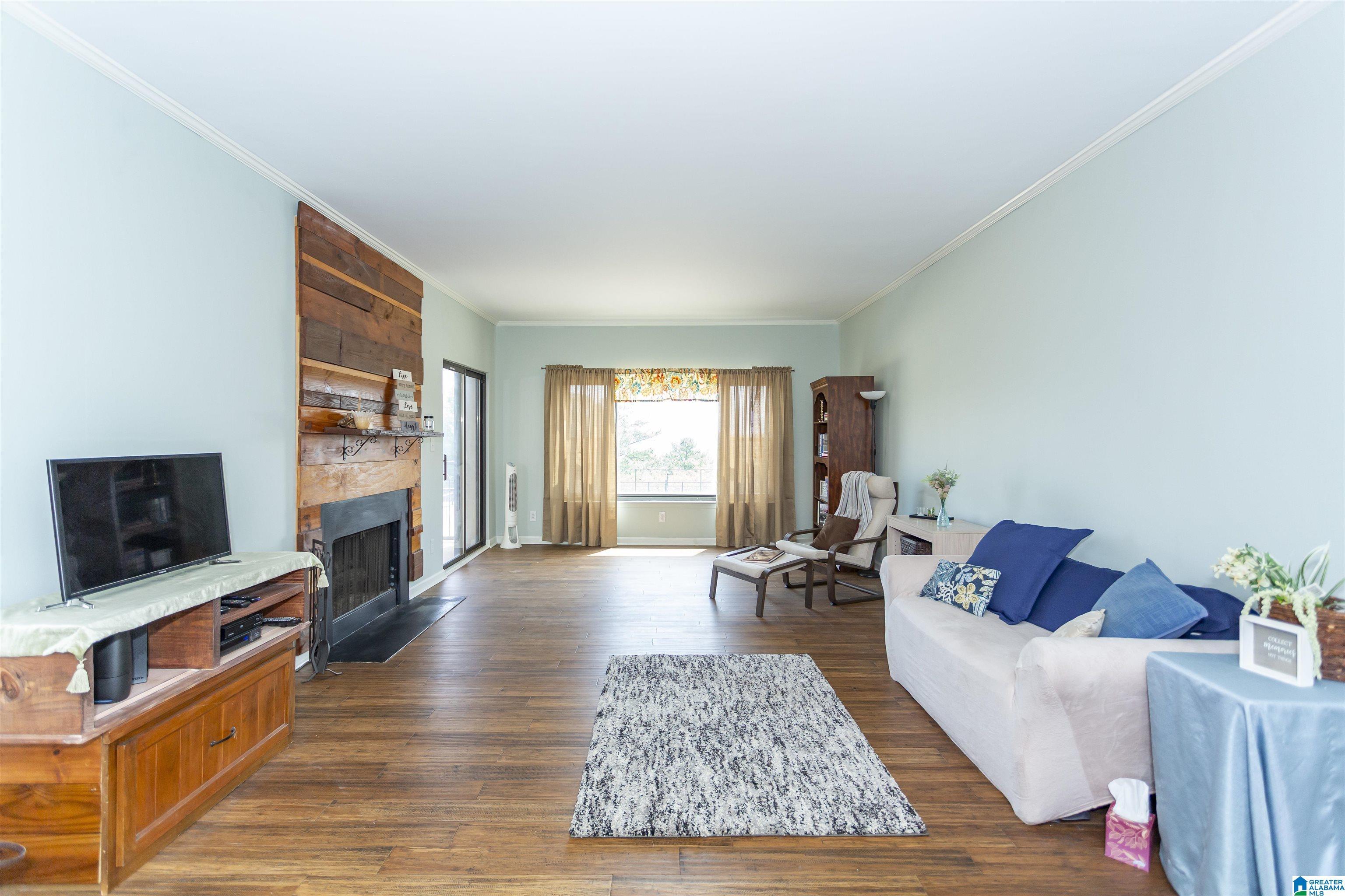 Image 2: Living Room