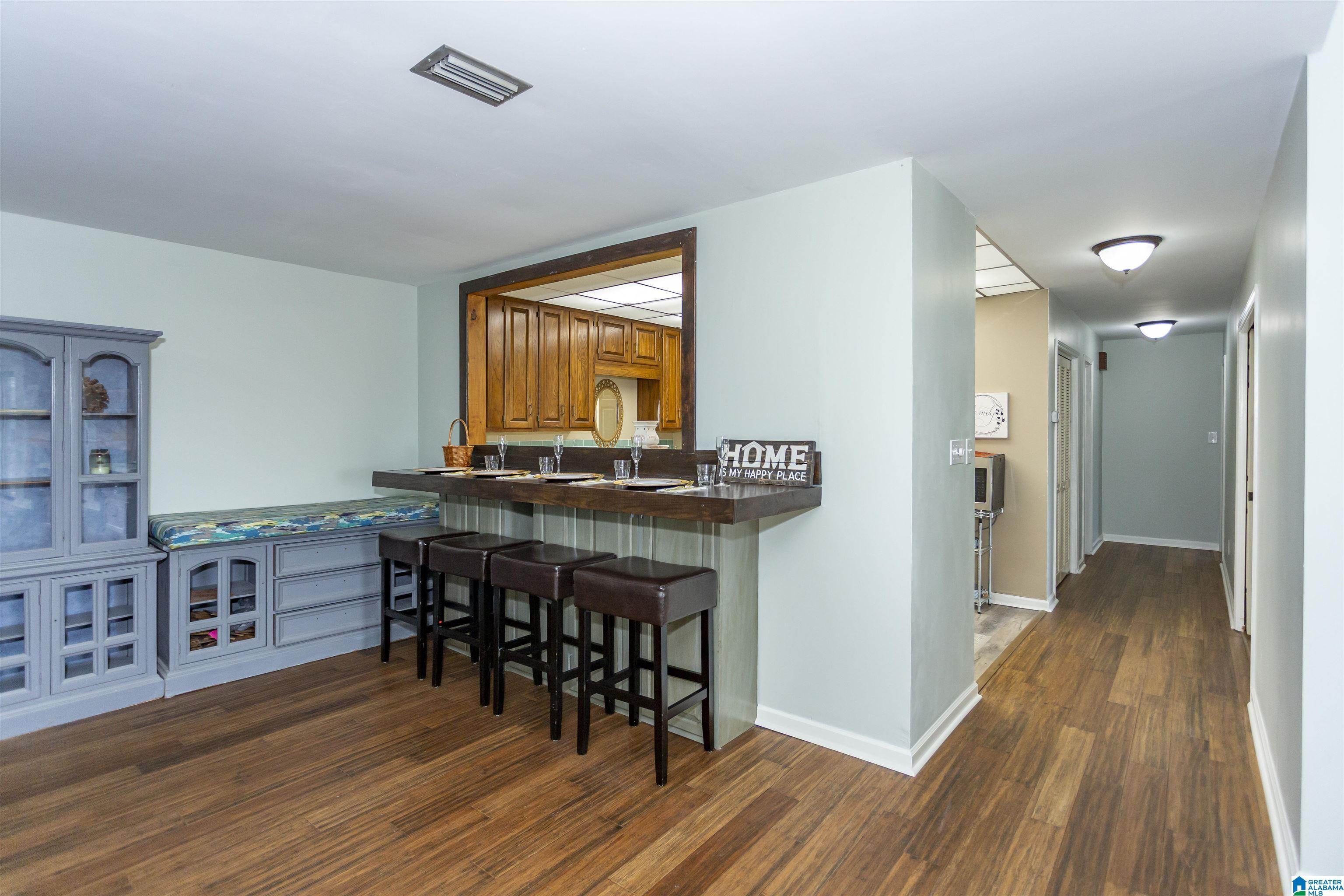 Image 4: Diining/Kitchen