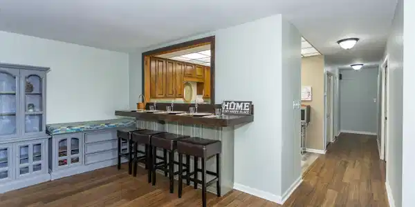 Image 4: Diining/Kitchen