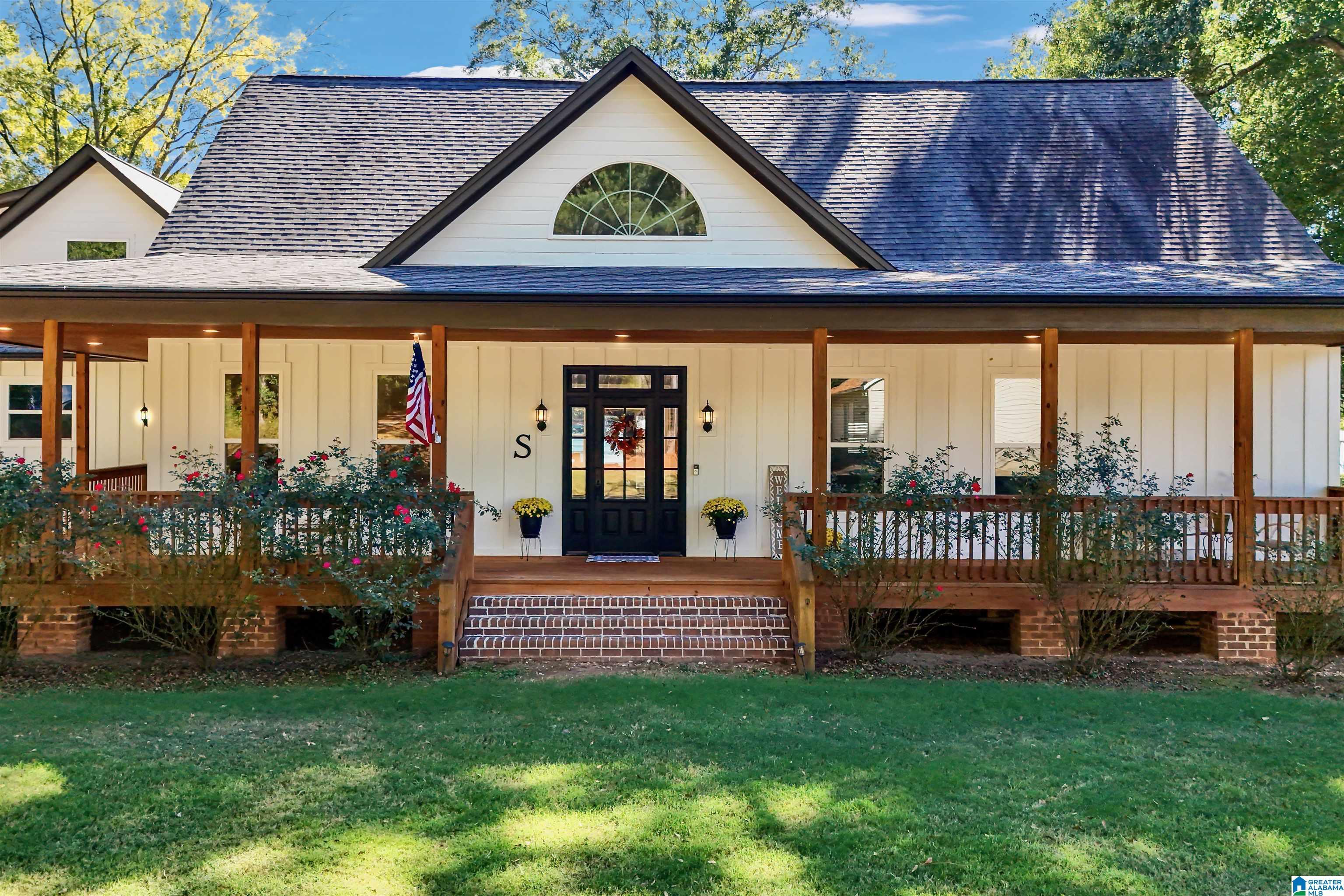 Image 2: Enormous welcoming front porch!