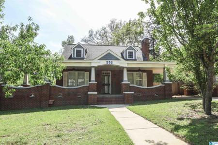 916 WOODLAND COURT