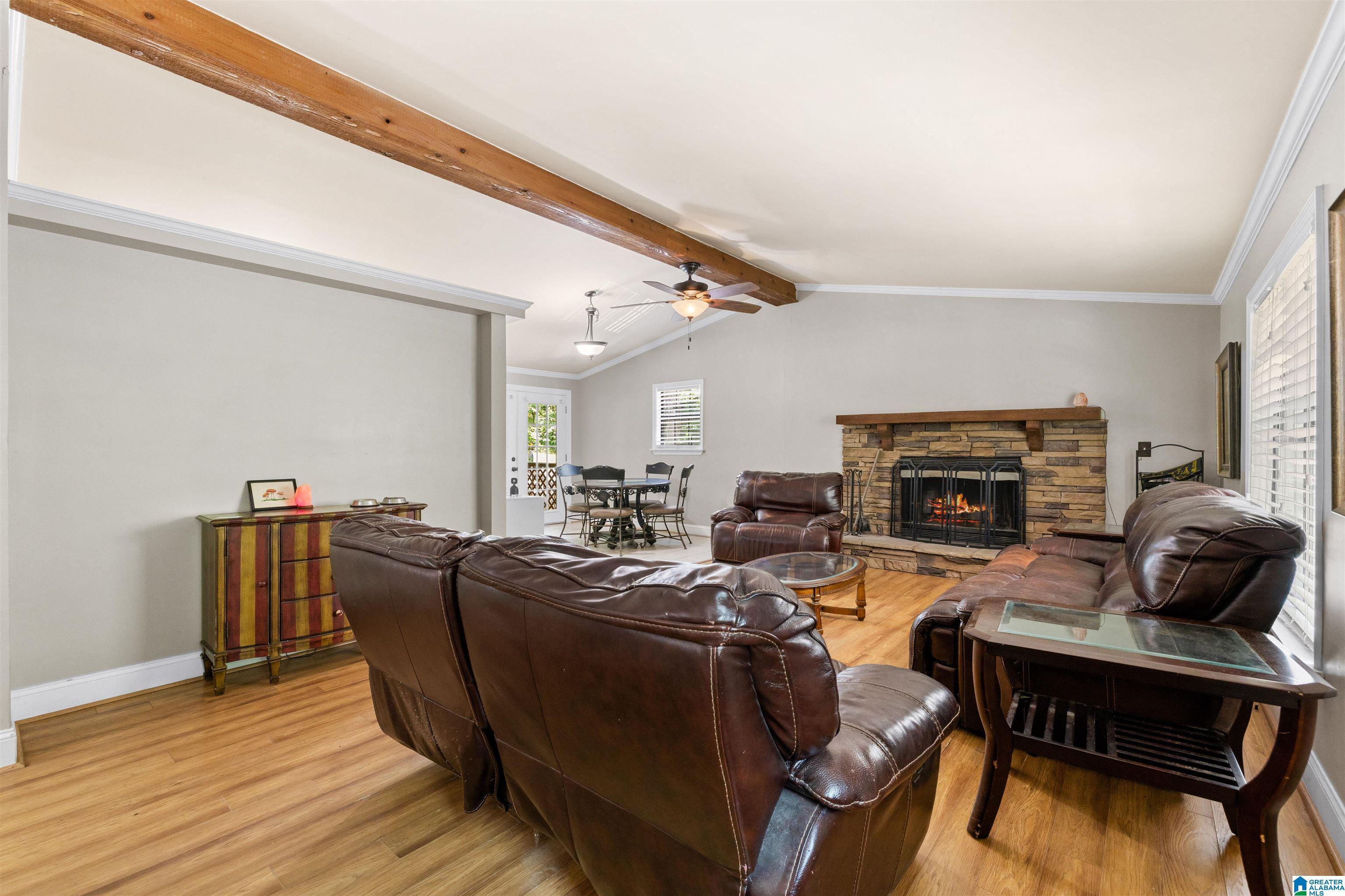 Image 4: Living Room