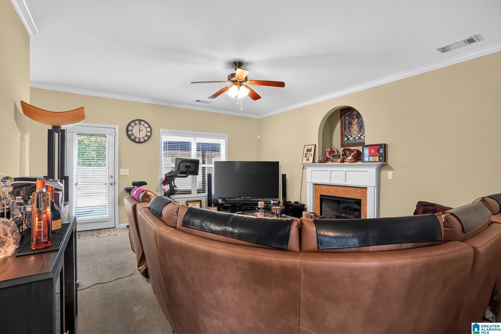 Image 4: Living Room