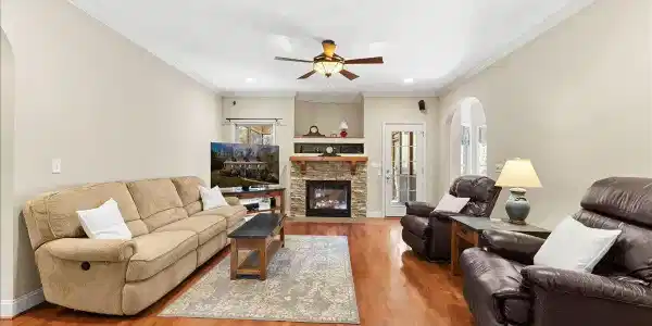 Image 3: Living Room