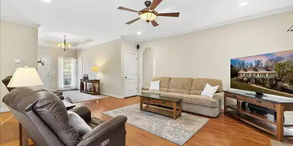 Image 4: Living Room