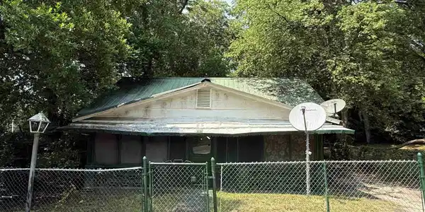 Image 4: Front Of Structure