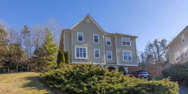 1372 STONEY RIDGE RD